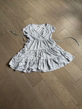 Hollister Blue and White Floral V-Neck Top